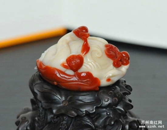 南红玛瑙红白料巧雕多图赏析 南红玛瑙红白料巧雕多图赏析