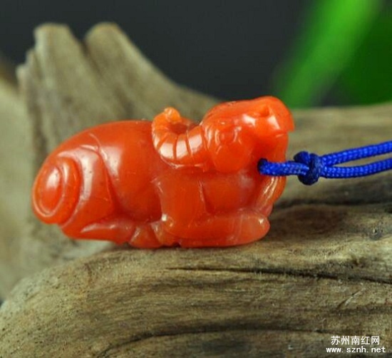 牛主题南红玛瑙雕件的寓意是什么? 牛主题南红玛瑙雕件的寓意是什么?