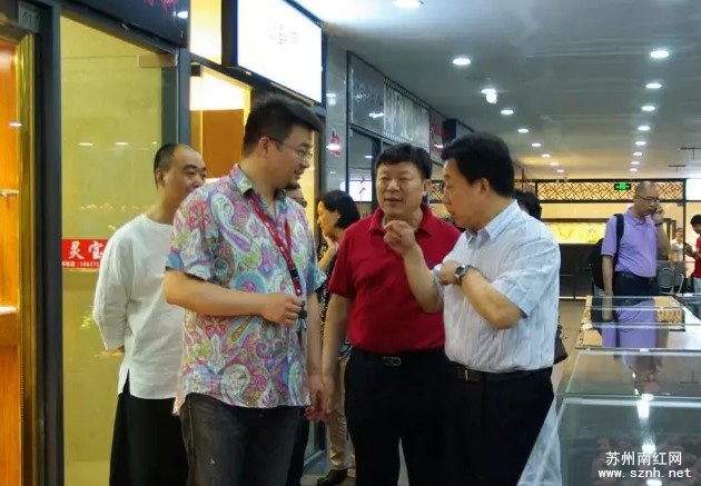 苏州市姑苏区政协主席周建华到苏州南红交易中心考察 苏州市姑苏区政协主席周建华到苏州南红交易中心考察