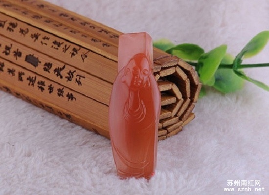 如何挑选南红玛瑙挂件吊坠的颜色?