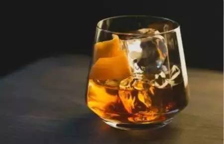 沉香酒的功效与作用 沉香酒有什么好处 沉香酒的功效与作用 沉香酒有什么好处