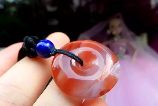 秋雨绕苏城,送你一枚小小的南红平安扣。