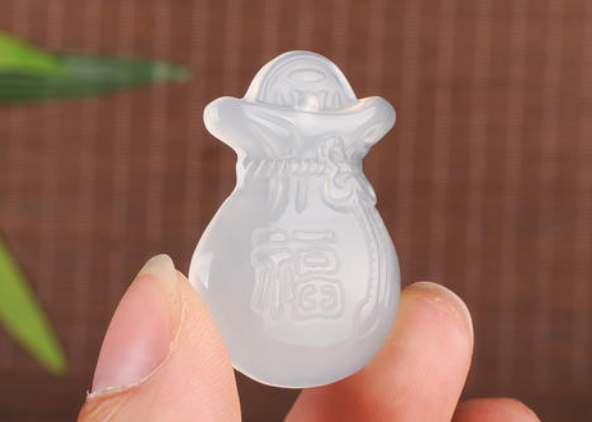 白玛瑙越戴越穷是真的 原理是什么 白玛瑙越戴越穷是真的 原理是什么